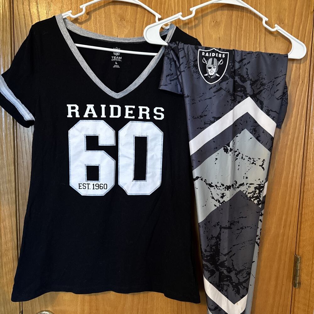 NFL Team Apparel Las Vegas Raiders Women’s Diagonal Streak Logo Leggings LARGE